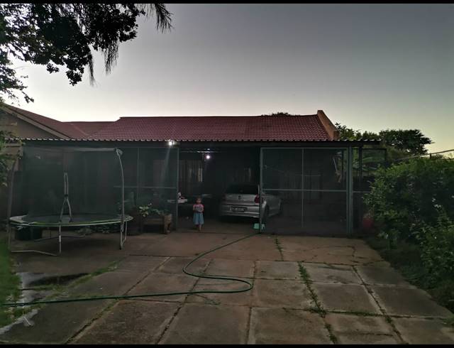 6 BEDROOM HOUSE FOR SALE IN OOS EINDE